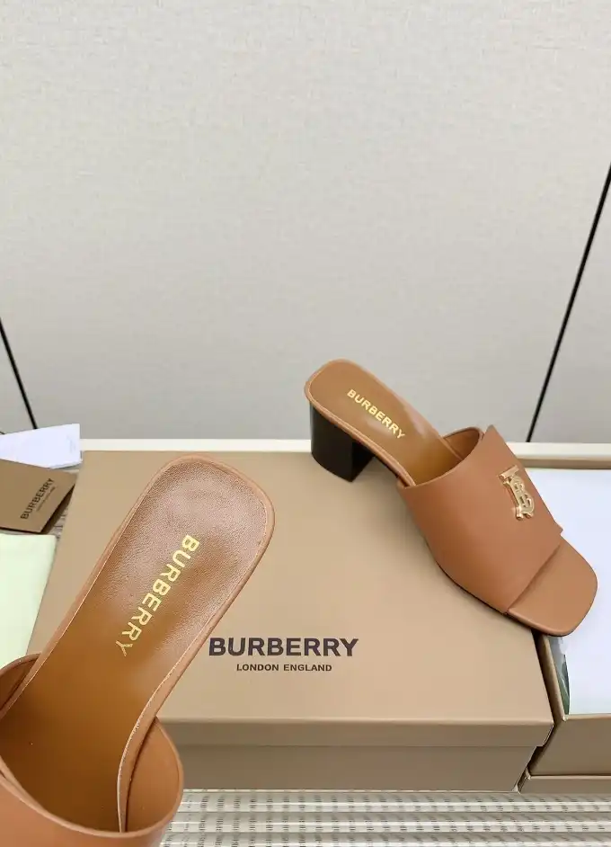 hype Burberry Slippers