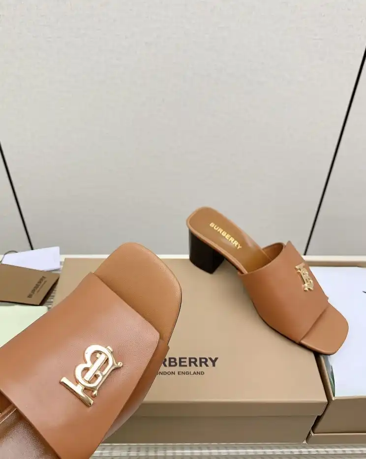 hype Burberry Slippers