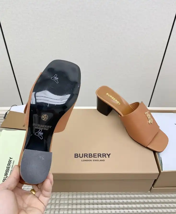 hype Burberry Slippers