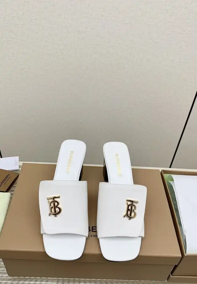 hype Burberry Slippers