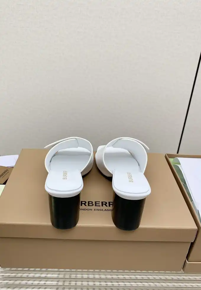 hype Burberry Slippers