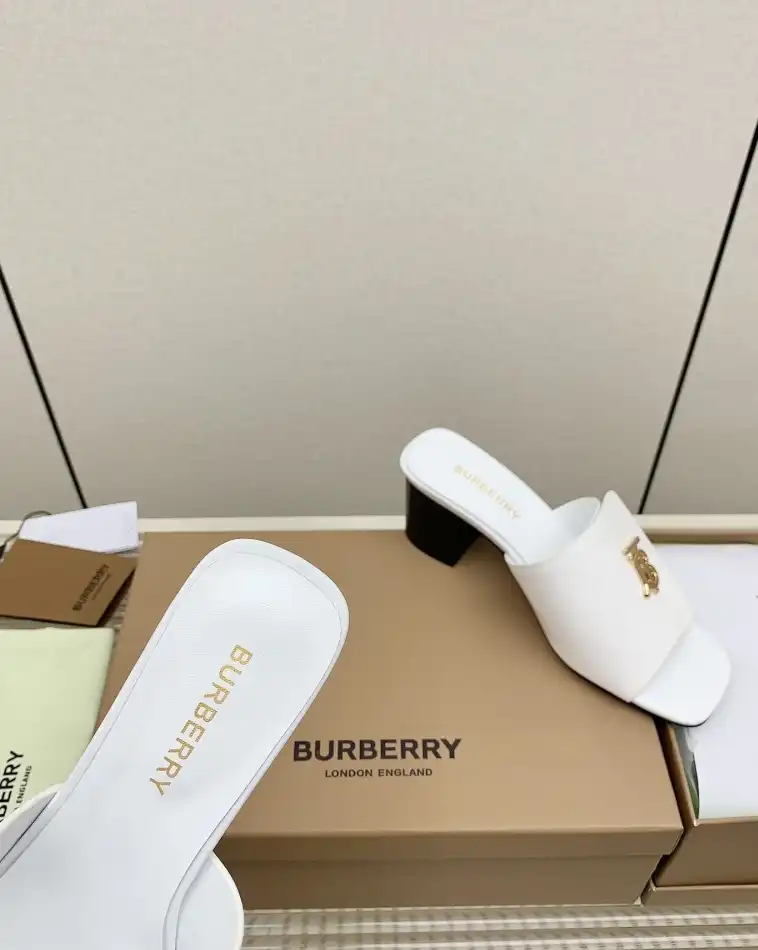 hype Burberry Slippers