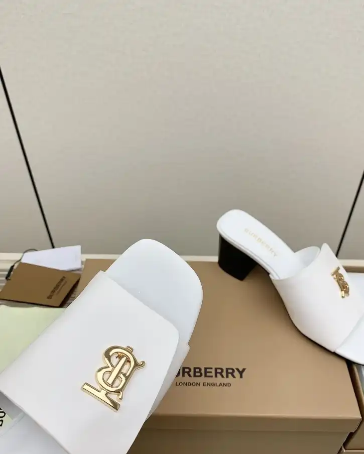 hype Burberry Slippers