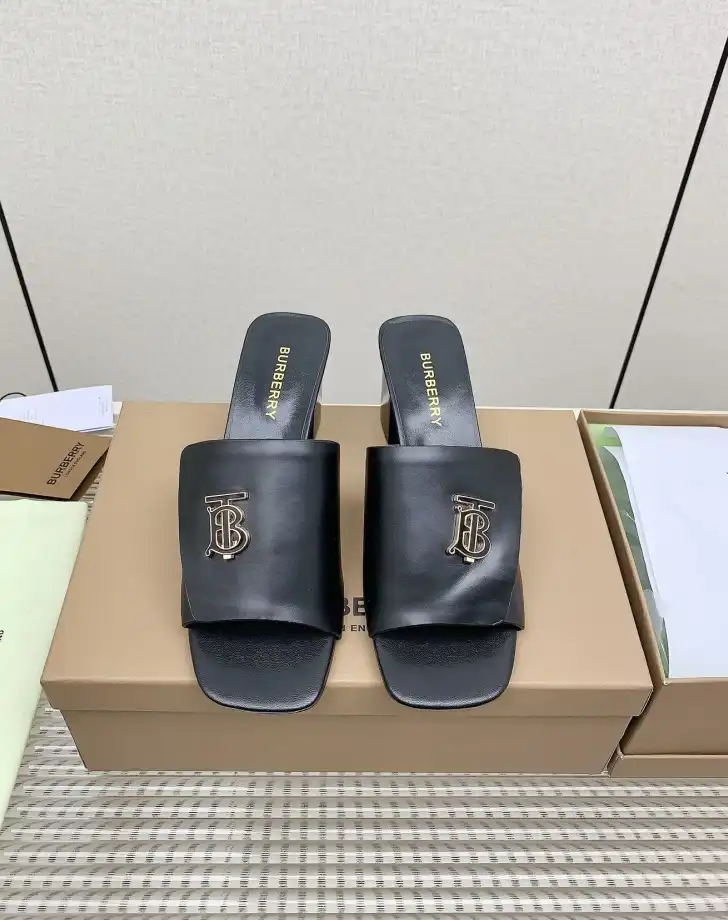 hype Burberry Slippers