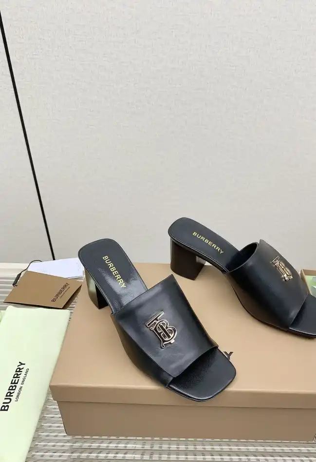 hype Burberry Slippers