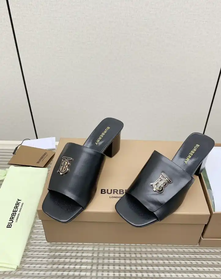 hype Burberry Slippers