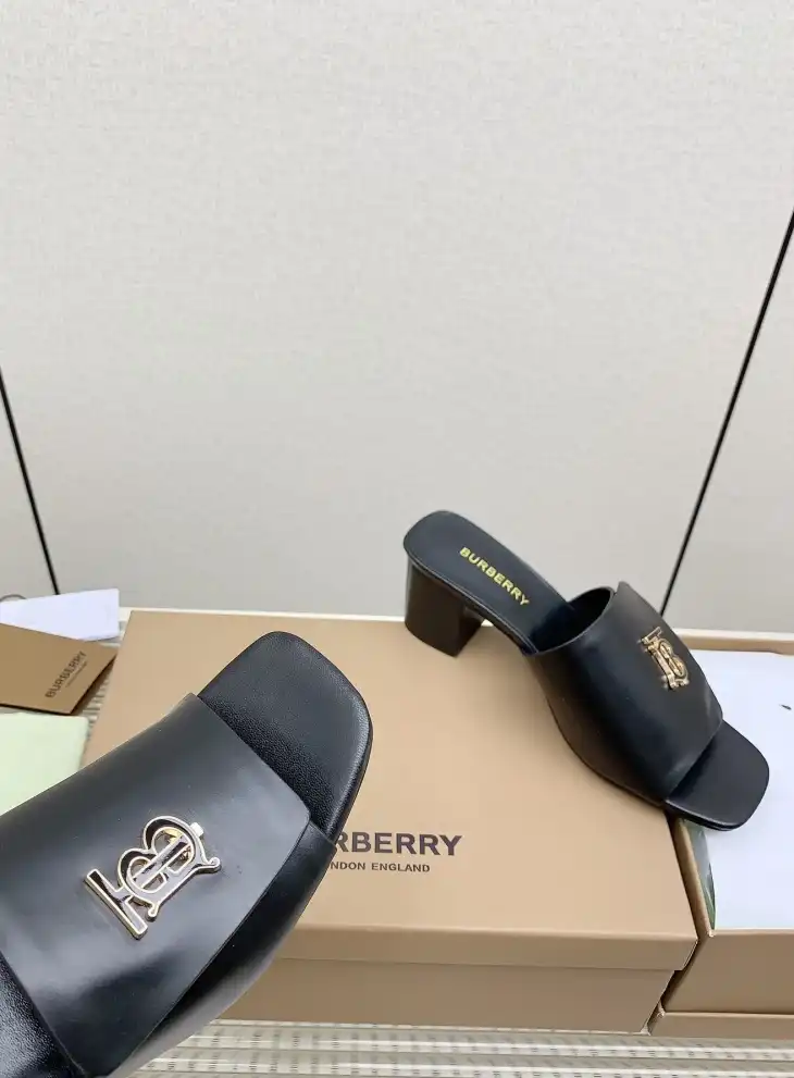 hype Burberry Slippers