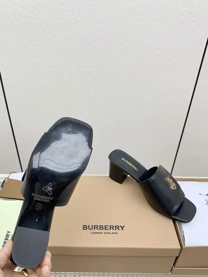 hype Burberry Slippers