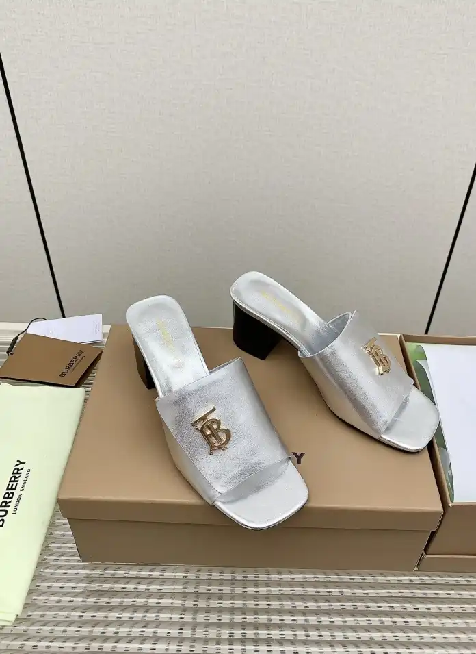 hype Burberry Slippers