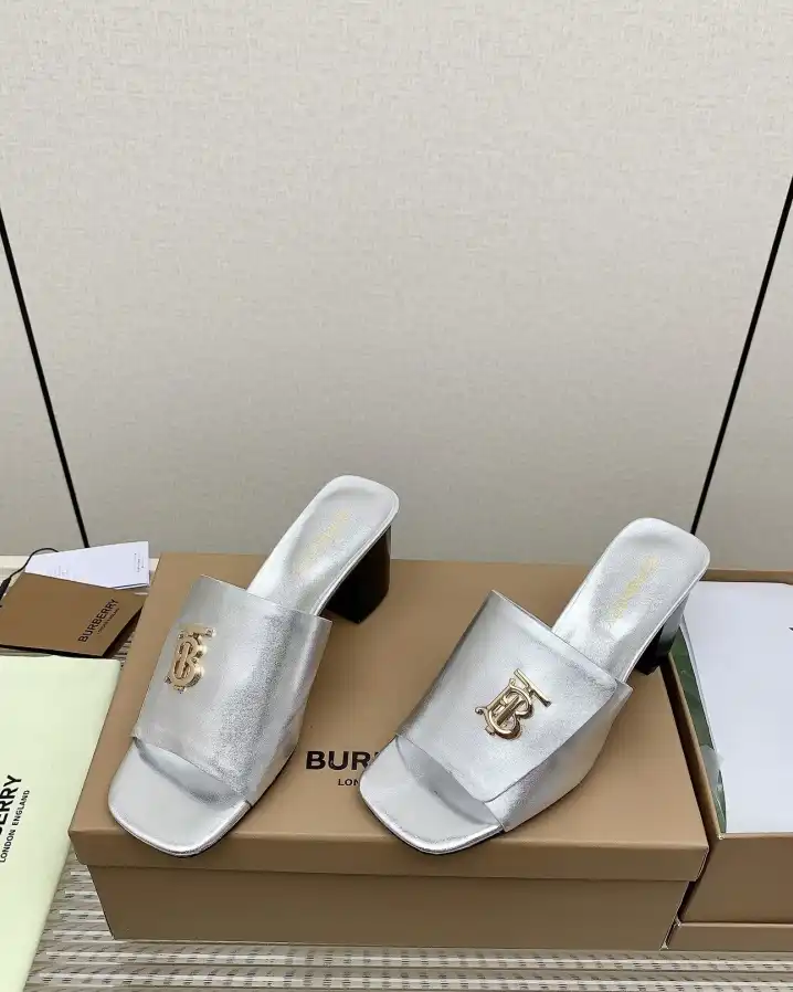 hype Burberry Slippers