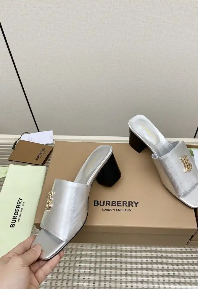 hype Burberry Slippers