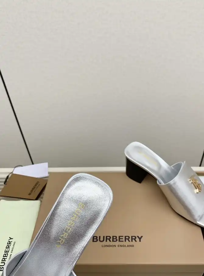 hype Burberry Slippers