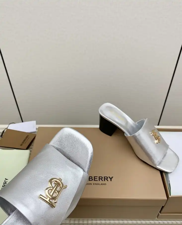 hype Burberry Slippers