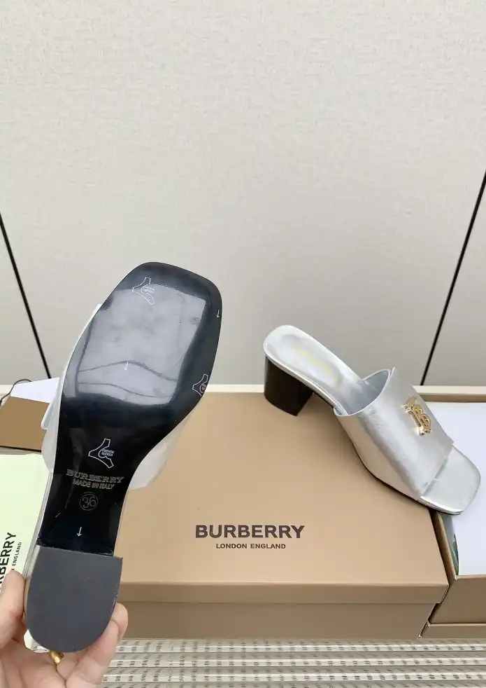 hype Burberry Slippers