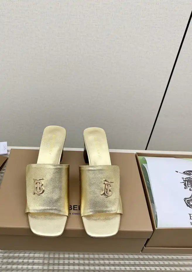 hype Burberry Slippers