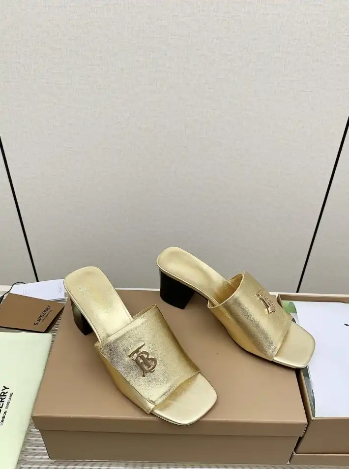 hype Burberry Slippers