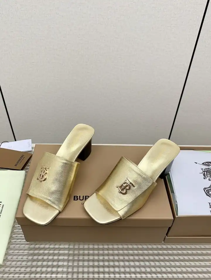 hype Burberry Slippers