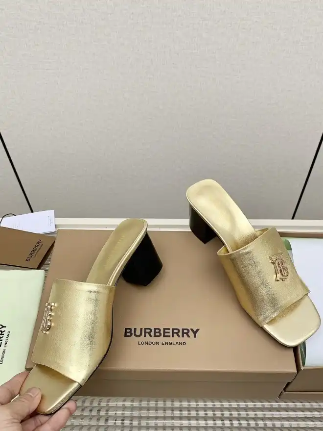 hype Burberry Slippers