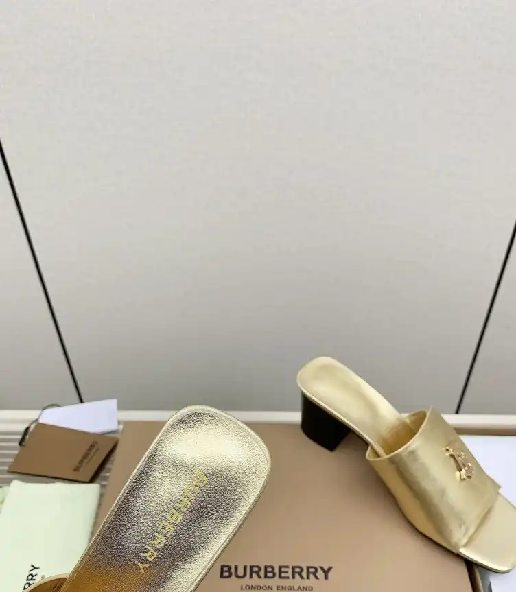 hype Burberry Slippers