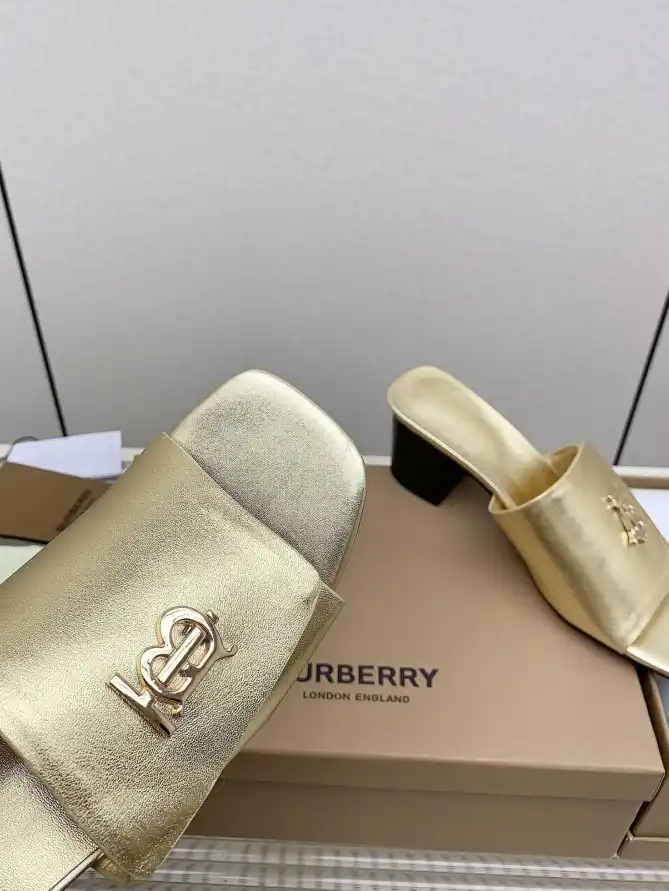 hype Burberry Slippers