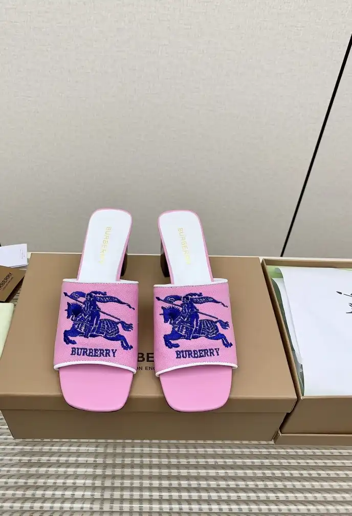 hype Burberry Slippers