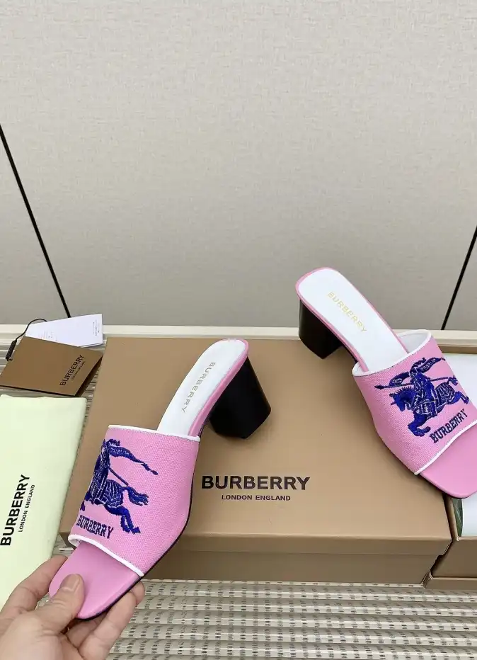 hype Burberry Slippers