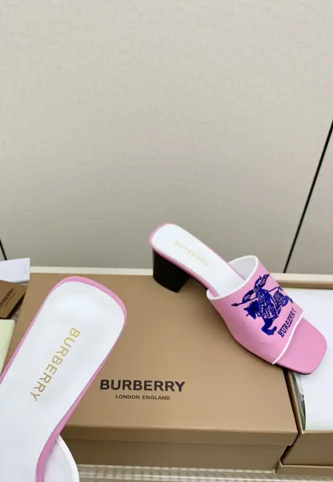 hype Burberry Slippers