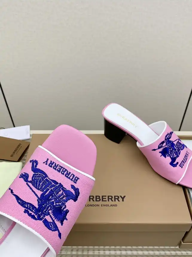 hype Burberry Slippers