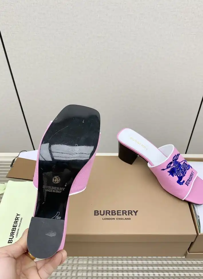 hype Burberry Slippers