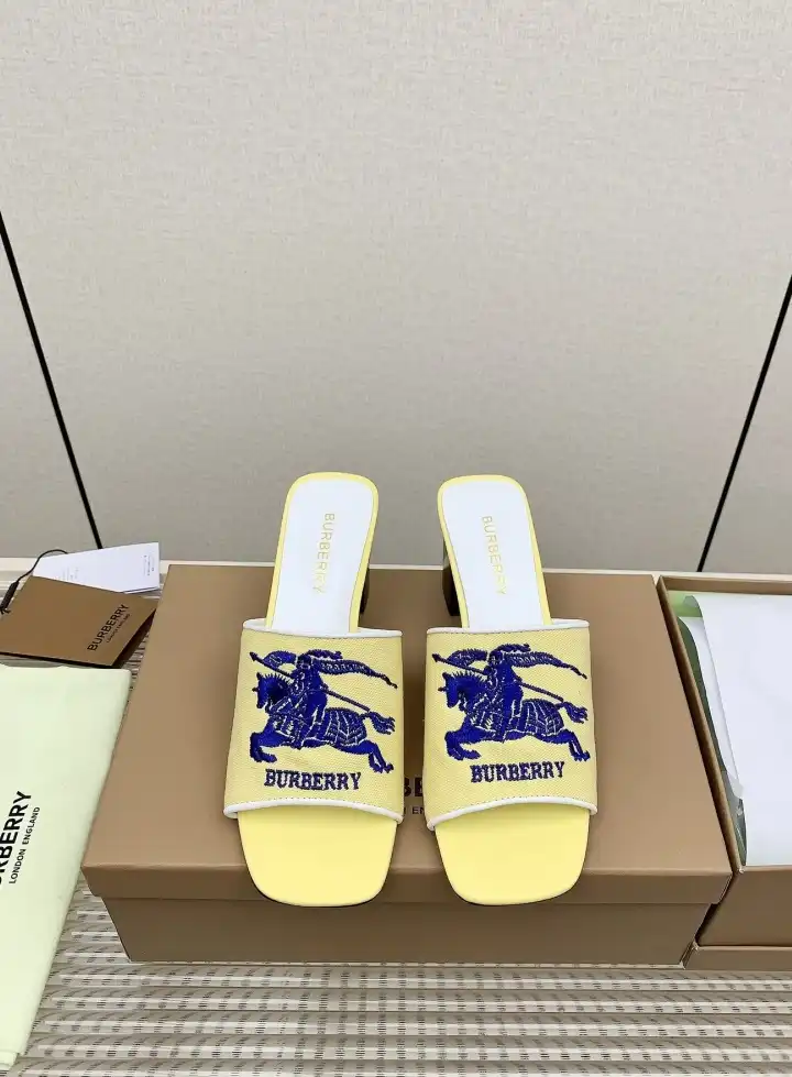 hype Burberry Slippers