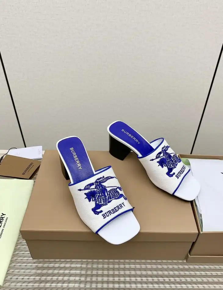 hype Burberry Slippers