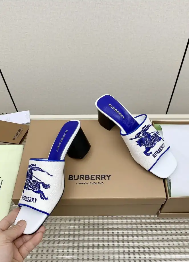 hype Burberry Slippers