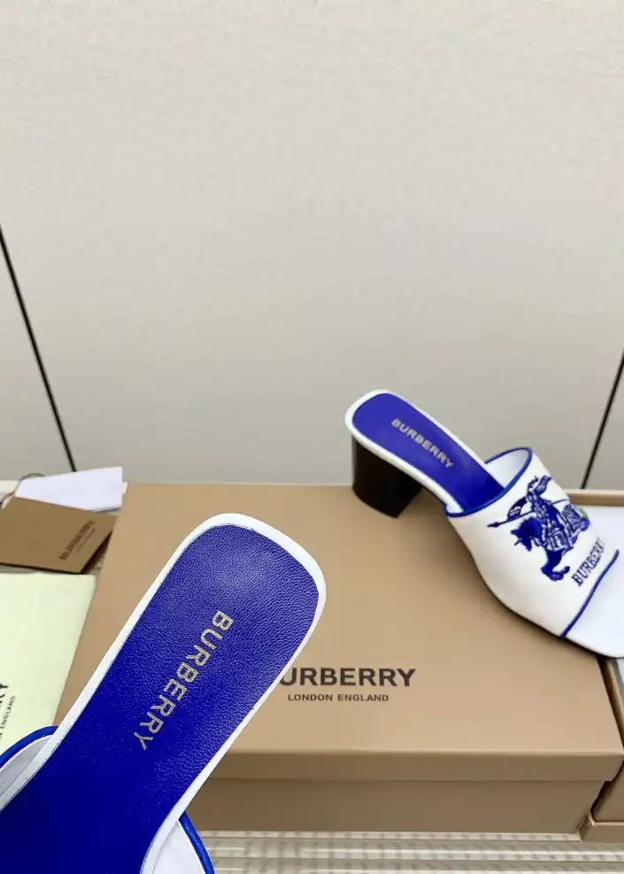 hype Burberry Slippers