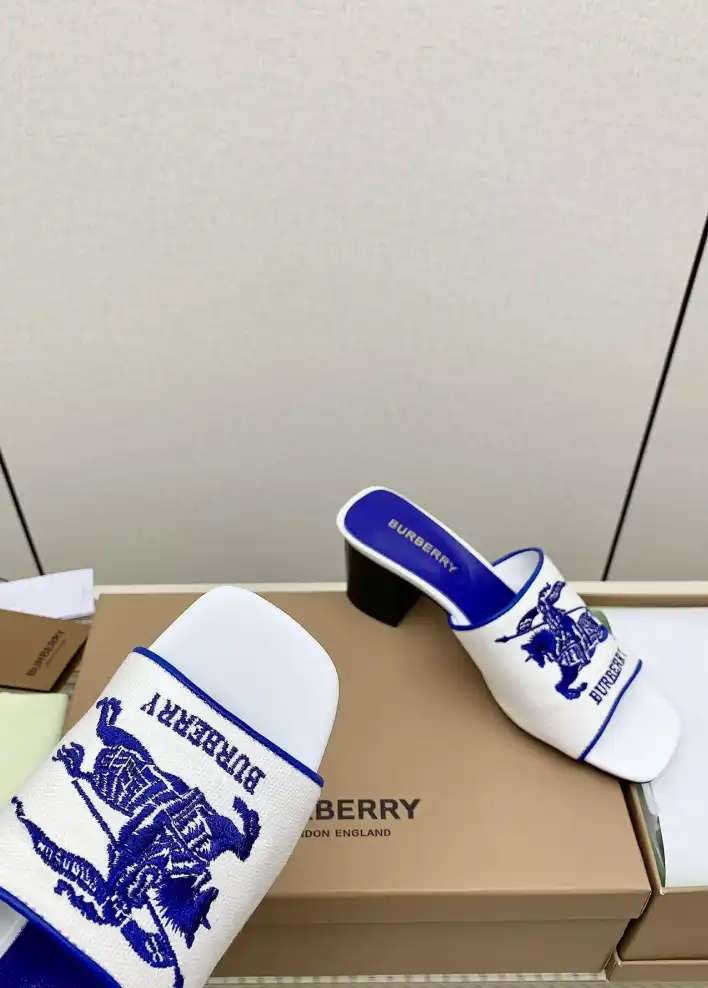 hype Burberry Slippers