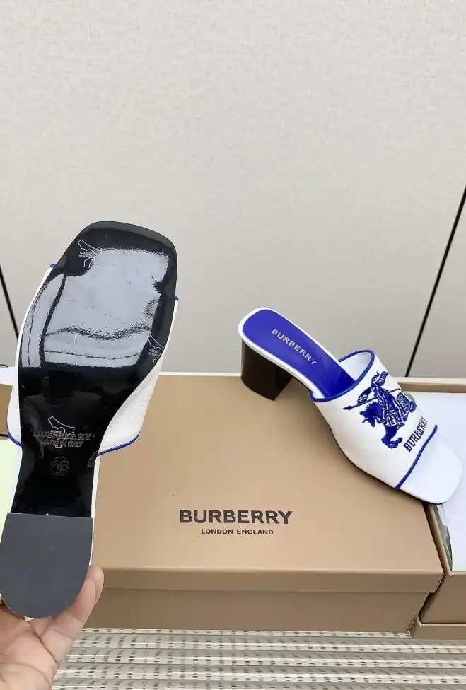 hype Burberry Slippers