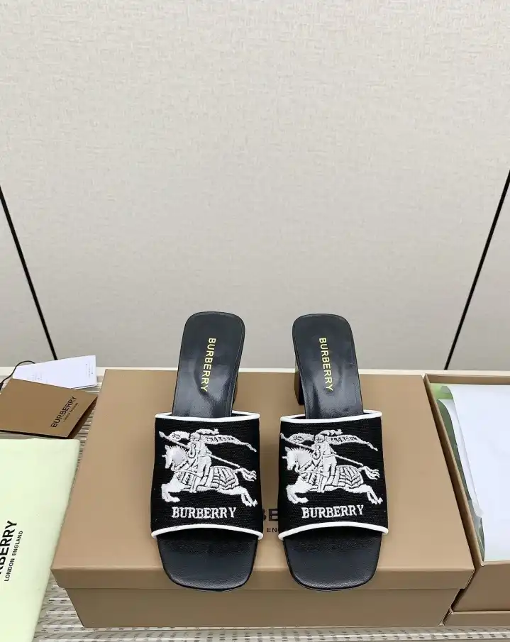 hype Burberry Slippers