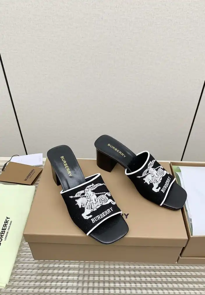 hype Burberry Slippers