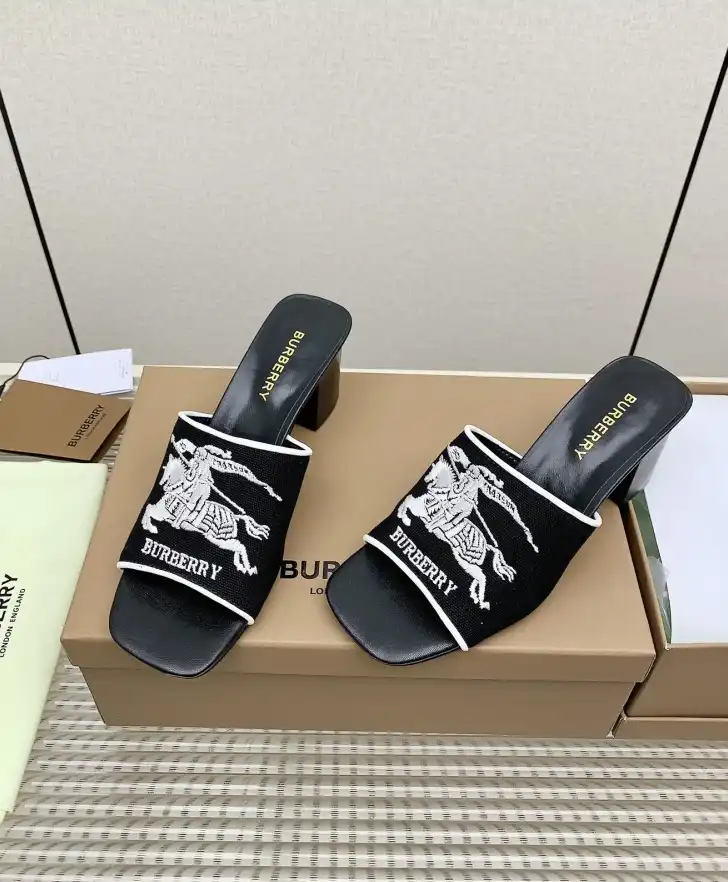 hype Burberry Slippers