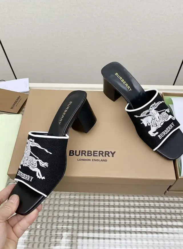 hype Burberry Slippers