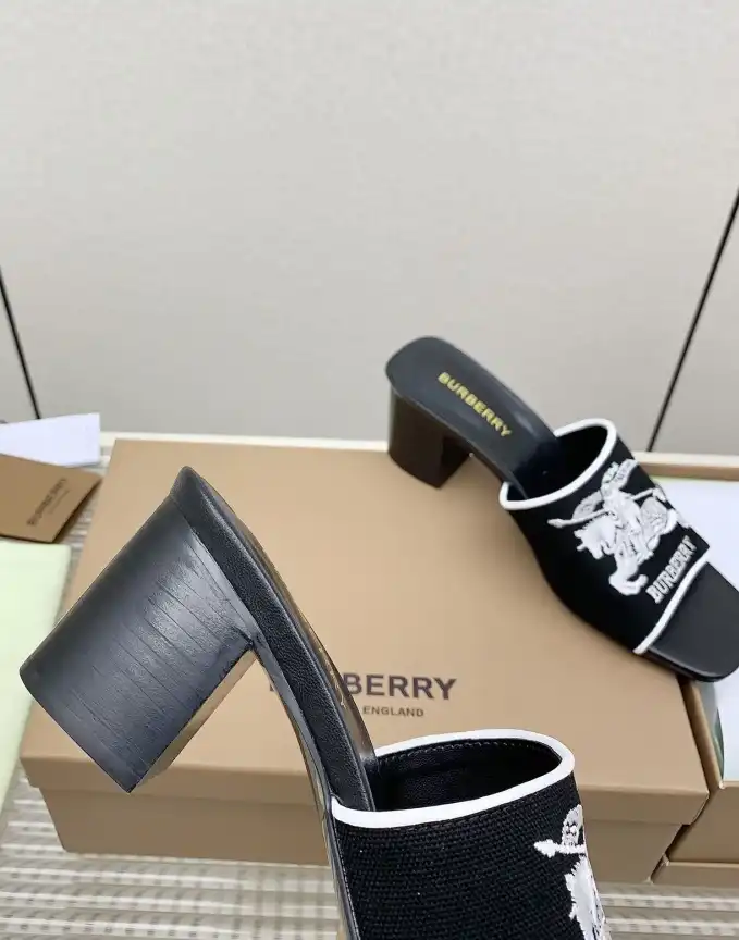 hype Burberry Slippers