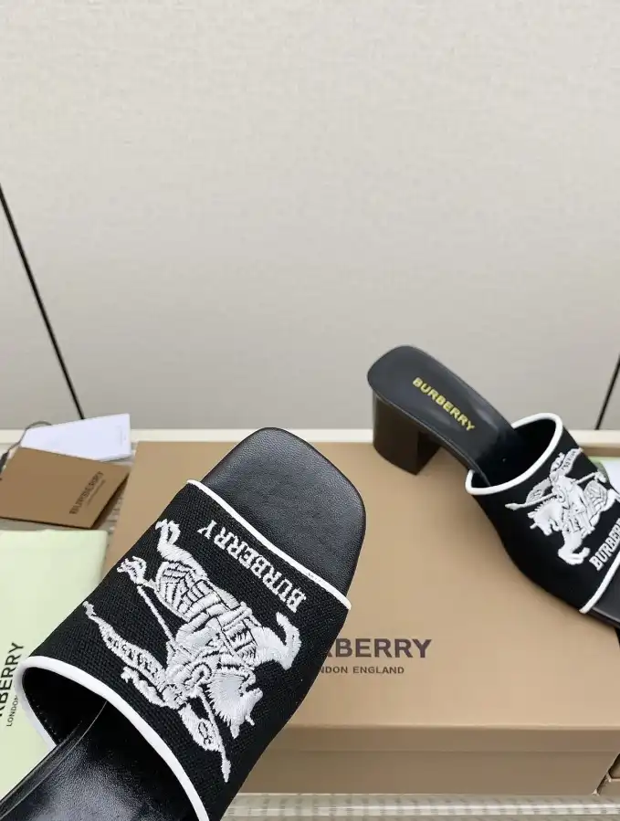 hype Burberry Slippers