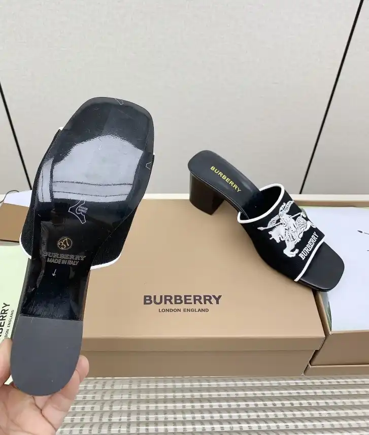 hype Burberry Slippers