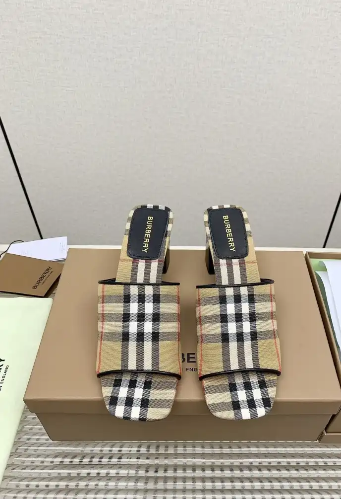 hype Burberry Slippers