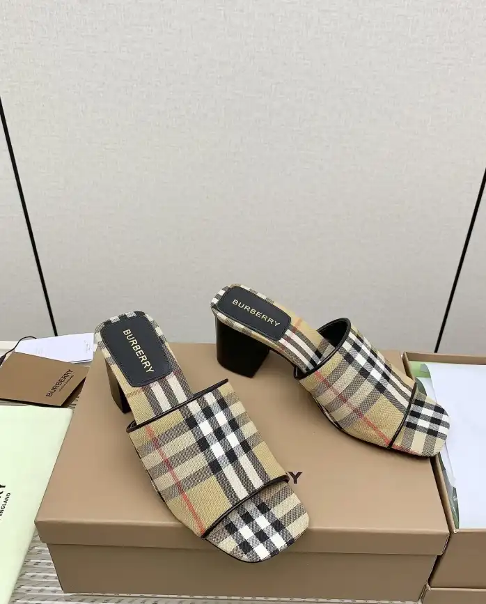 hype Burberry Slippers