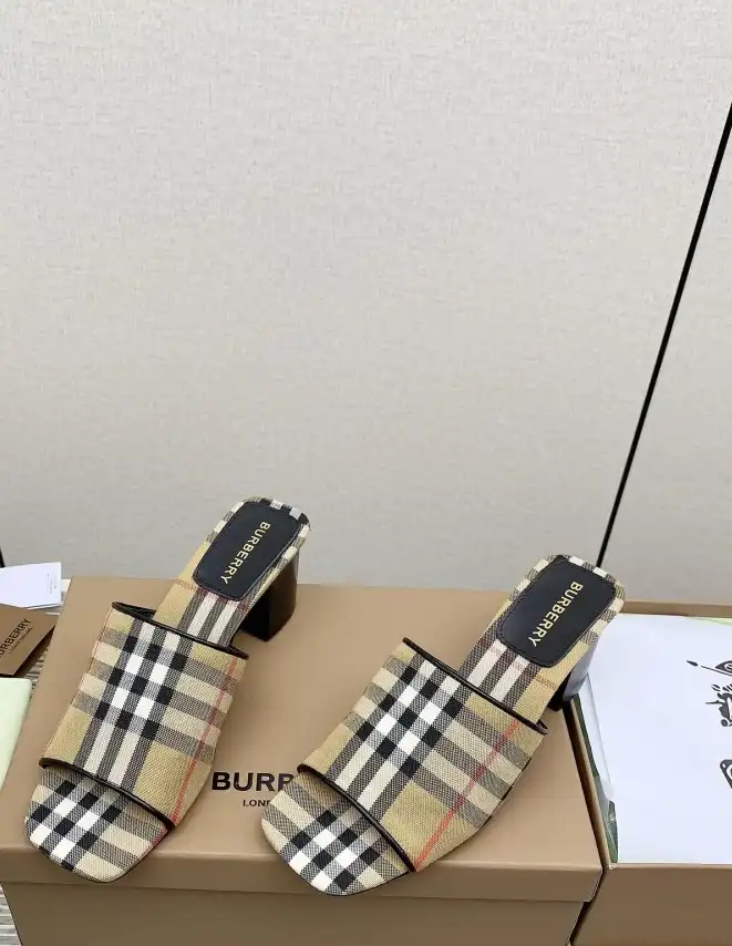 hype Burberry Slippers