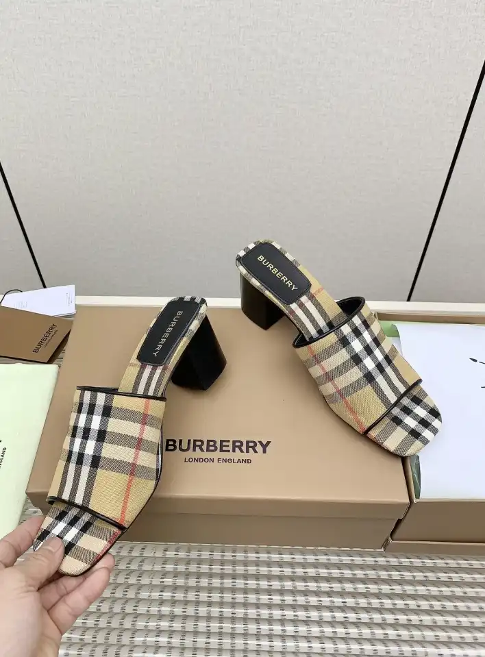 hype Burberry Slippers