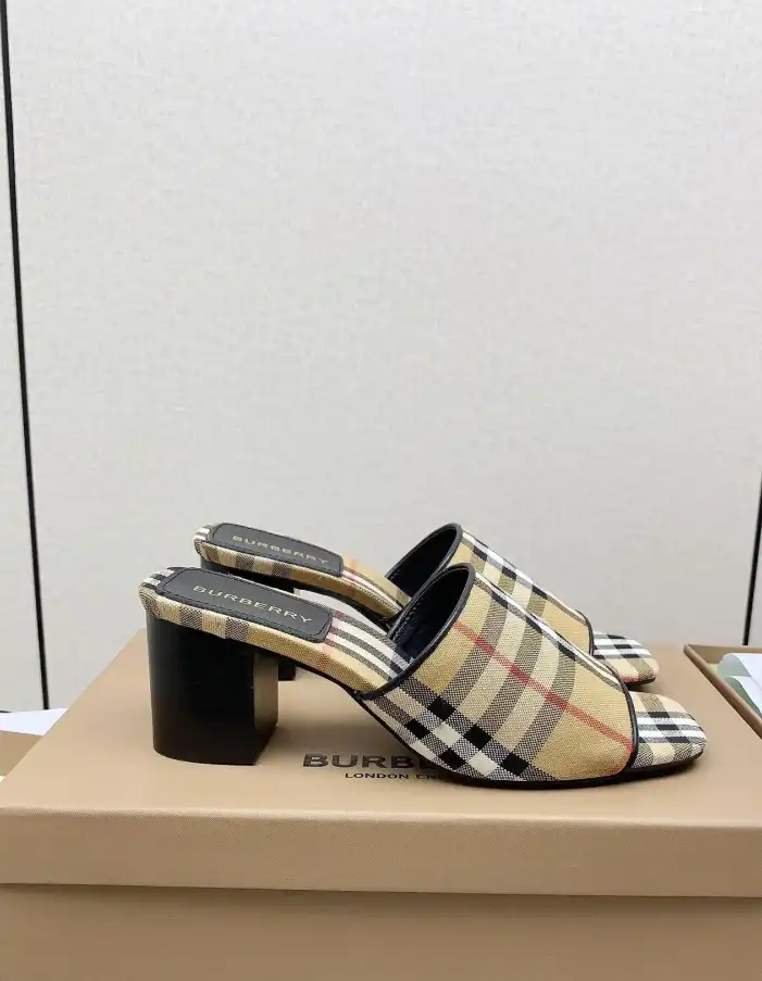 hype Burberry Slippers