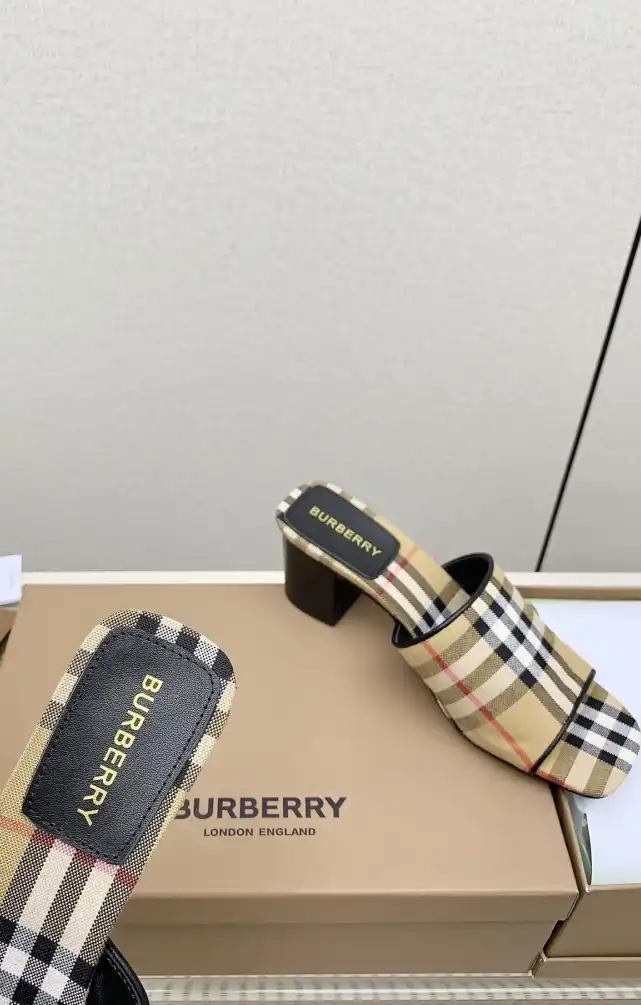 hype Burberry Slippers