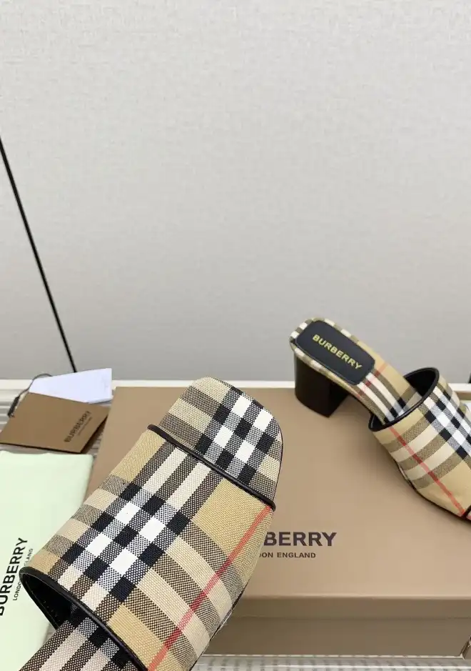 hype Burberry Slippers