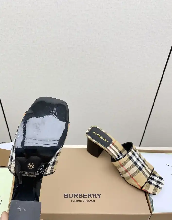 hype Burberry Slippers